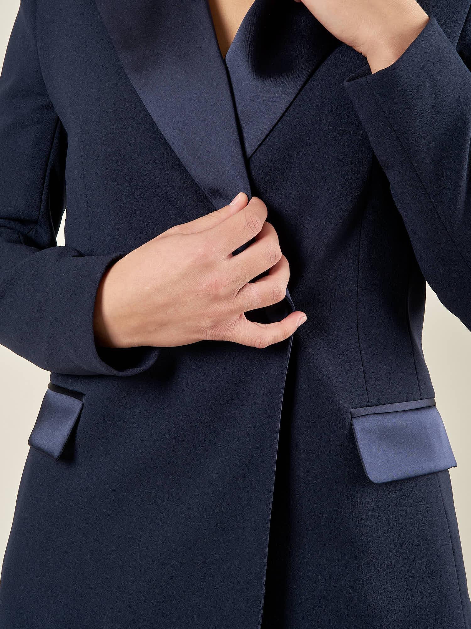 Giacca doppiopetto donna in scuba crepe con rever in raso.  Eleganza sartoriale e comfort moderno. GI003480 BLU ARTIGLI 