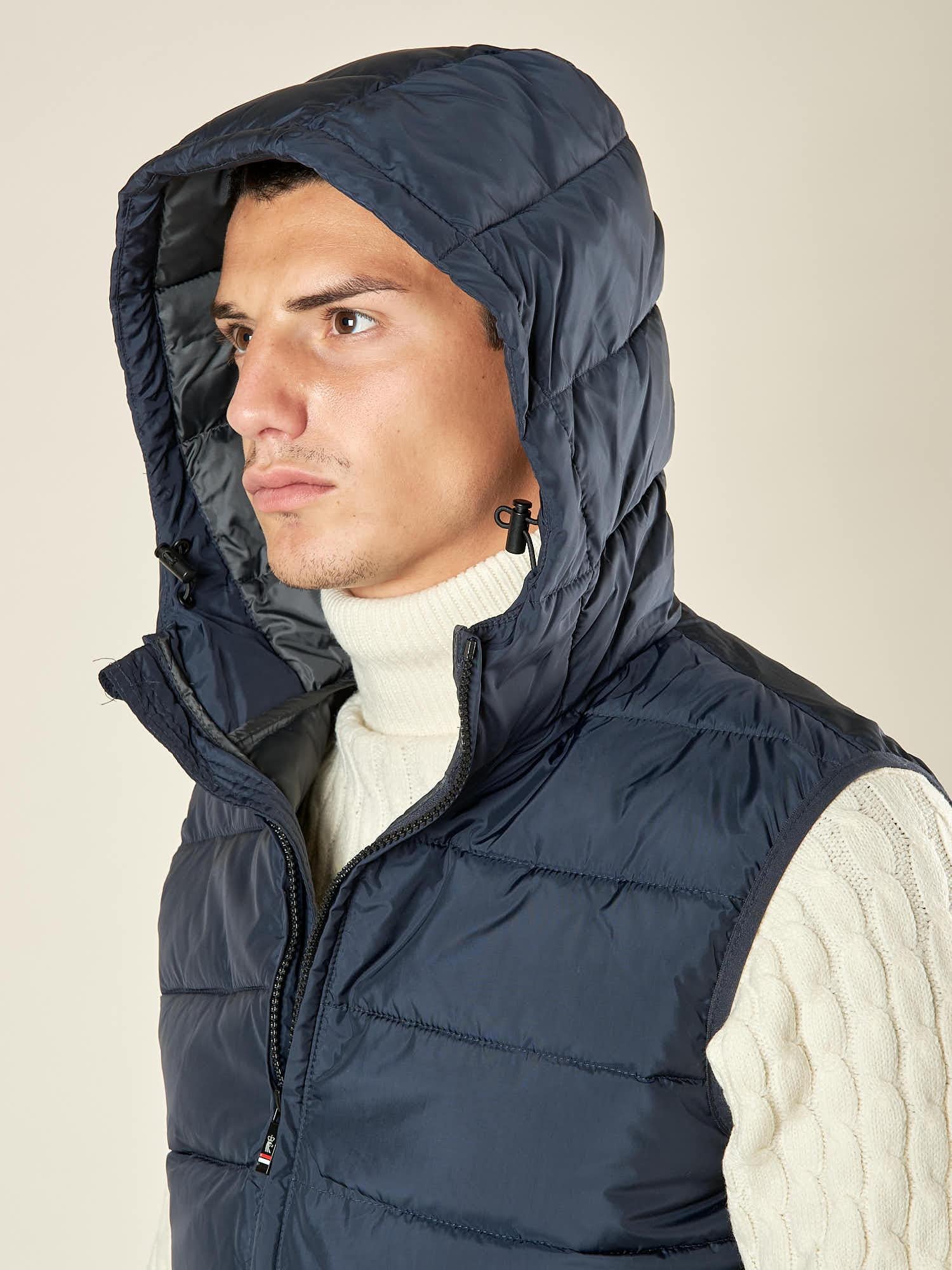 Gilet da uomo trapuntato con cappuccio e tasche con zip. Comfort, stile e protezione in ogni stagione. DM9610 BLU DATCH 