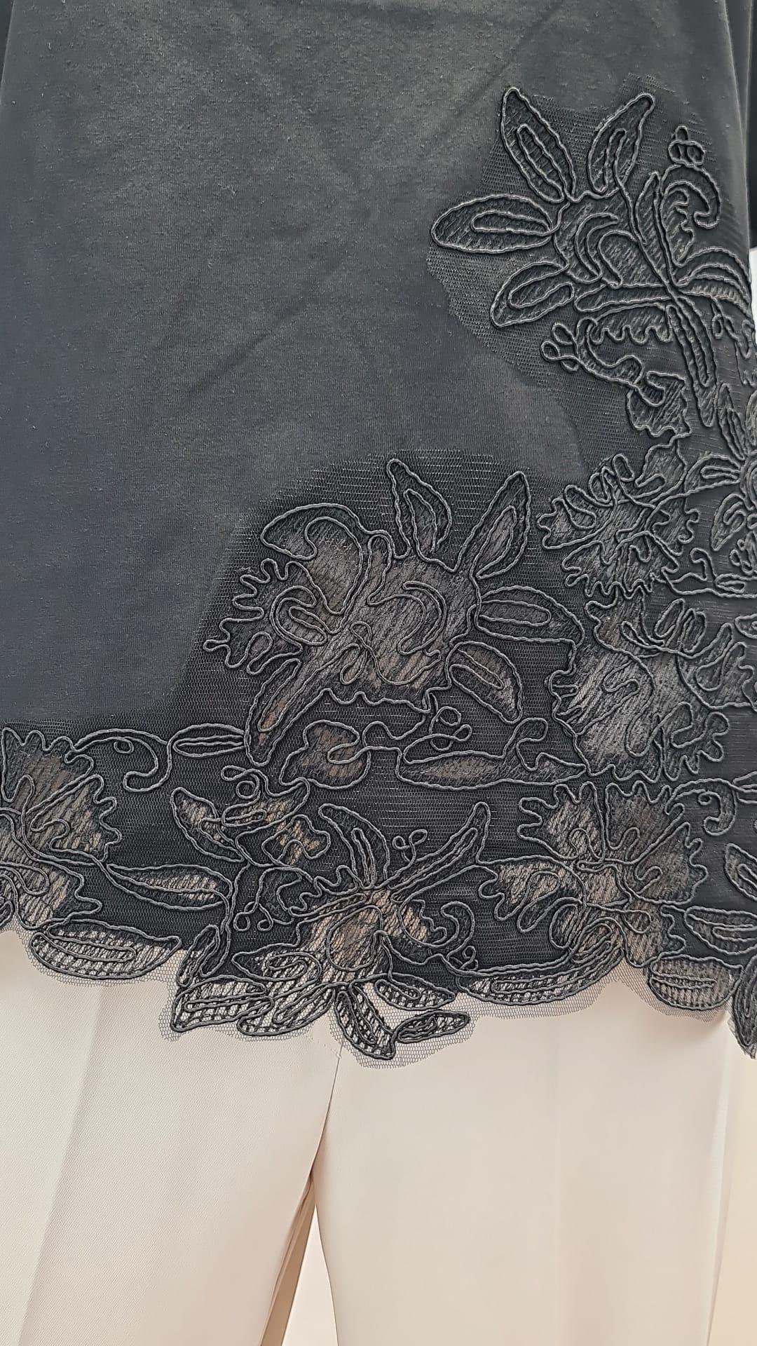 T-Shirt Donna in Cotone Elasticizzato con Ricamo Floreale. TS004896 NERO ARTIGLI 