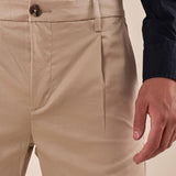 Bermuda Uomo chino in raso di cotone con pence e risvolto. CON2744425 MASTICE CONSENSO 