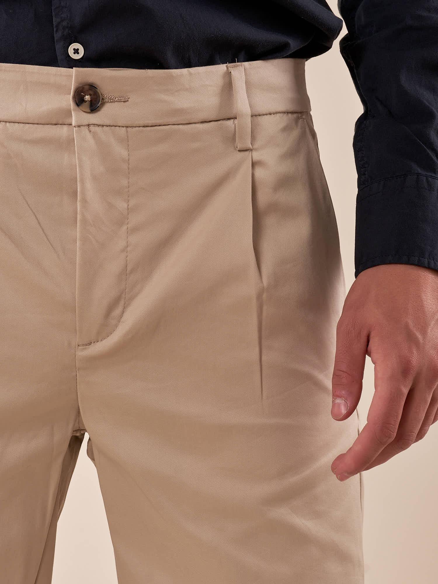 Bermuda Uomo chino in raso di cotone con pence e risvolto. CON2744425 MASTICE CONSENSO 