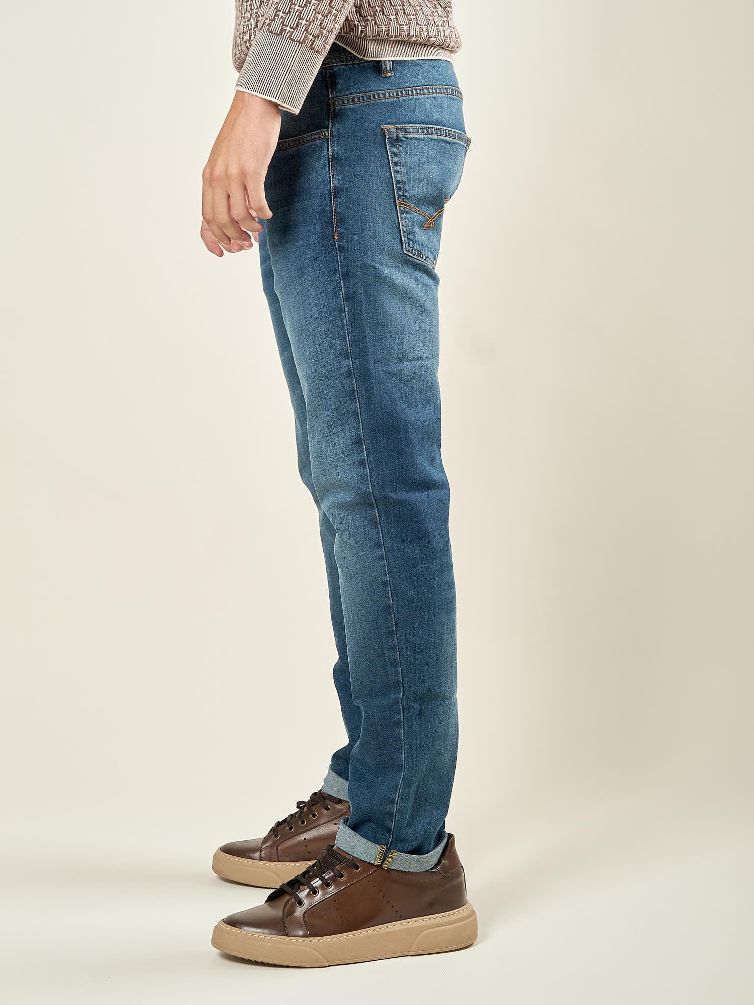 Jeans Uomo 5 Tasche Slim Fit. Stile, Comfort e Versatilità in un Unico Capo M49299 DENIM GUY 