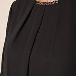 Blusa Donna Curvy Girocollo  Dettaglio in Metallo, Pience Frontali e Polsino Dritto. F708YBFSELE NERO Lizalù 