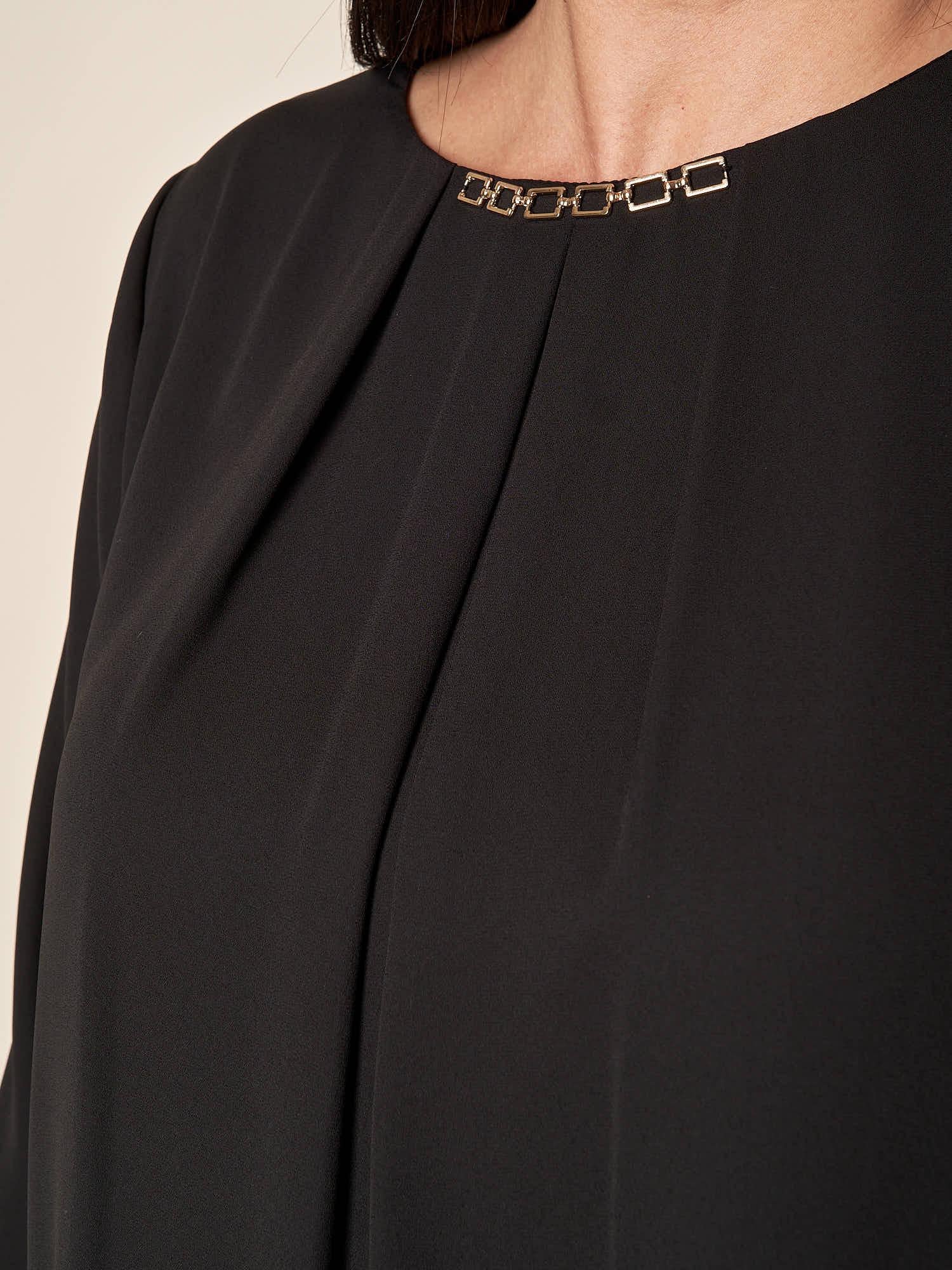 Blusa Donna Curvy Girocollo  Dettaglio in Metallo, Pience Frontali e Polsino Dritto. F708YBFSELE NERO Lizalù 