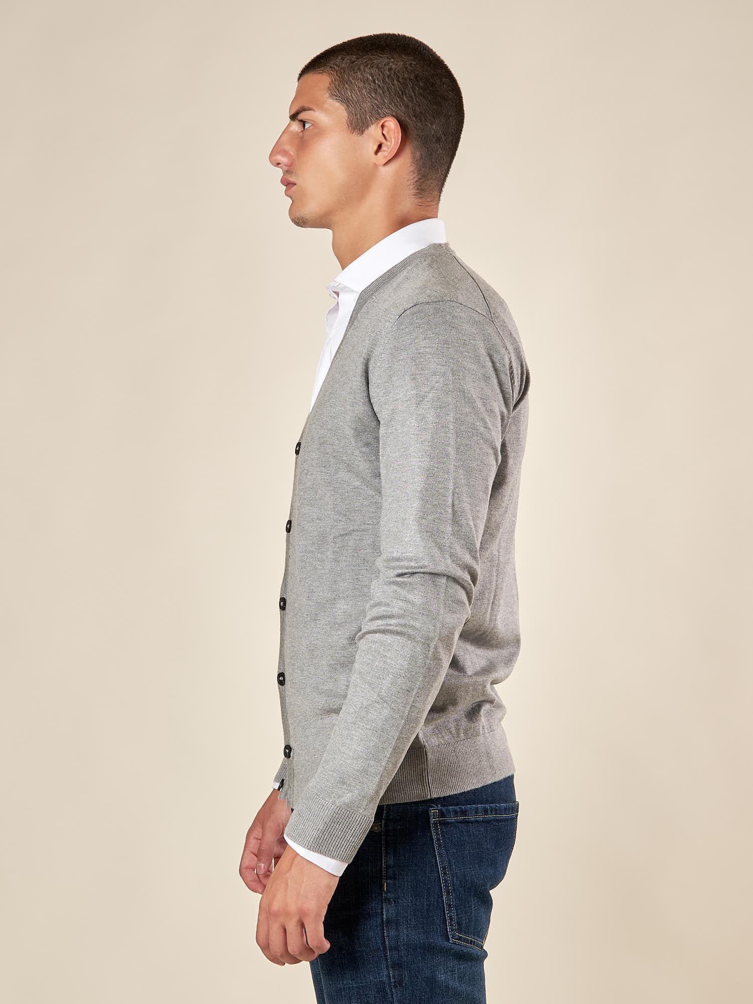 Cardigan Uomo manica lunga in misto viscosa. Eleganza rilassata e comfort naturale. CON/3005900 PERLA CONSENSO 