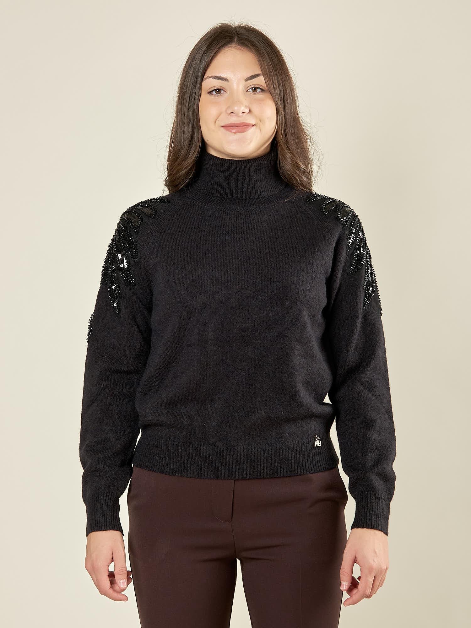 Maglia donna manica lunga con collo alto e applicazioni strass. Eleganza brillante e comfort quotidiano. MA002800 NERO ARTIGLI 