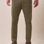 Pantalone modello chino tessuto raso satin tasca all'americana uomo. CON2517425 CACTUS CONSENSO 