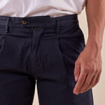 Bermuda Uomo in cotone elasticizzato con pince e risvolto tasca america. M48635 BLU GUY 
