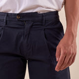 Bermuda Uomo in cotone elasticizzato con pince e risvolto tasca america. M48635 BLU GUY 