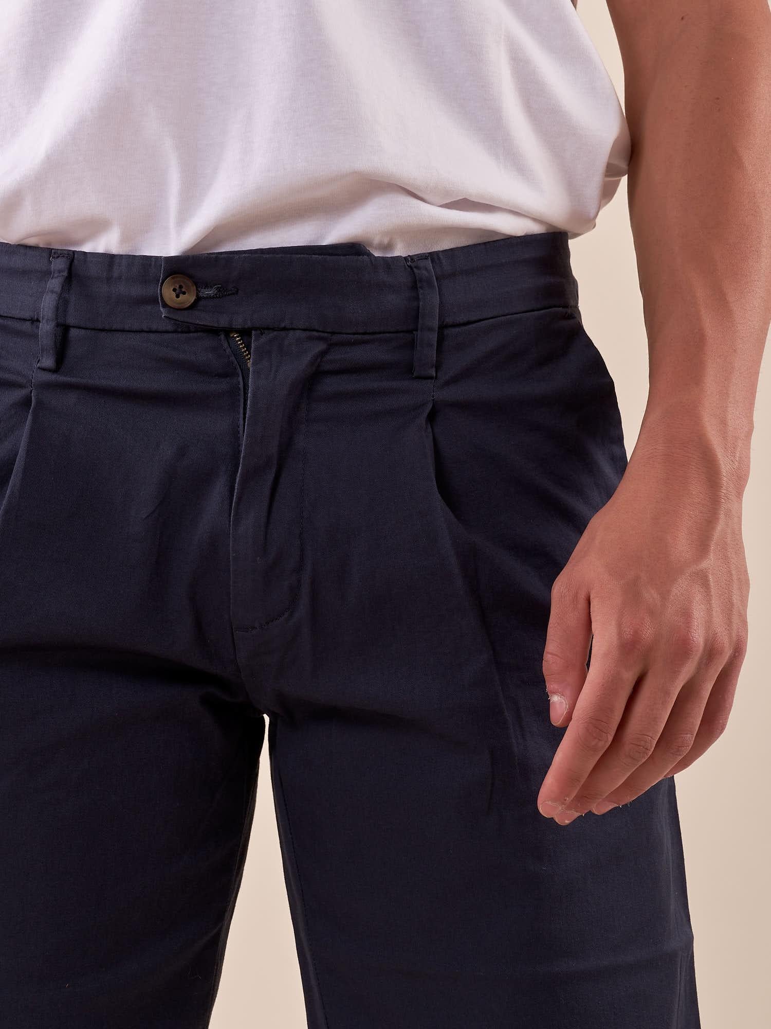 Bermuda Uomo in cotone elasticizzato con pince e risvolto tasca america. M48635 BLU GUY 