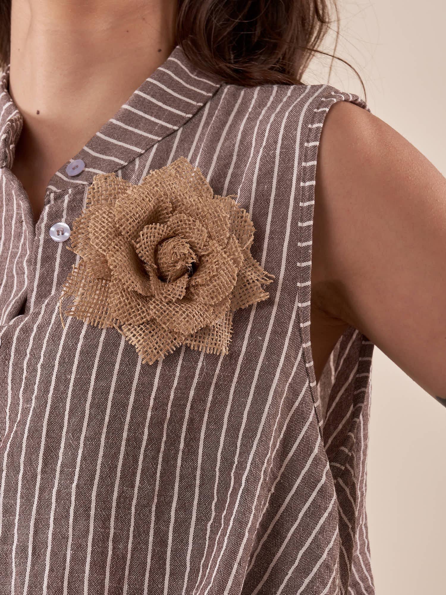 Camicia da donna smanicata in tessuto rigato con collo a pistagna. PG365C/EC MORO EXTASY 