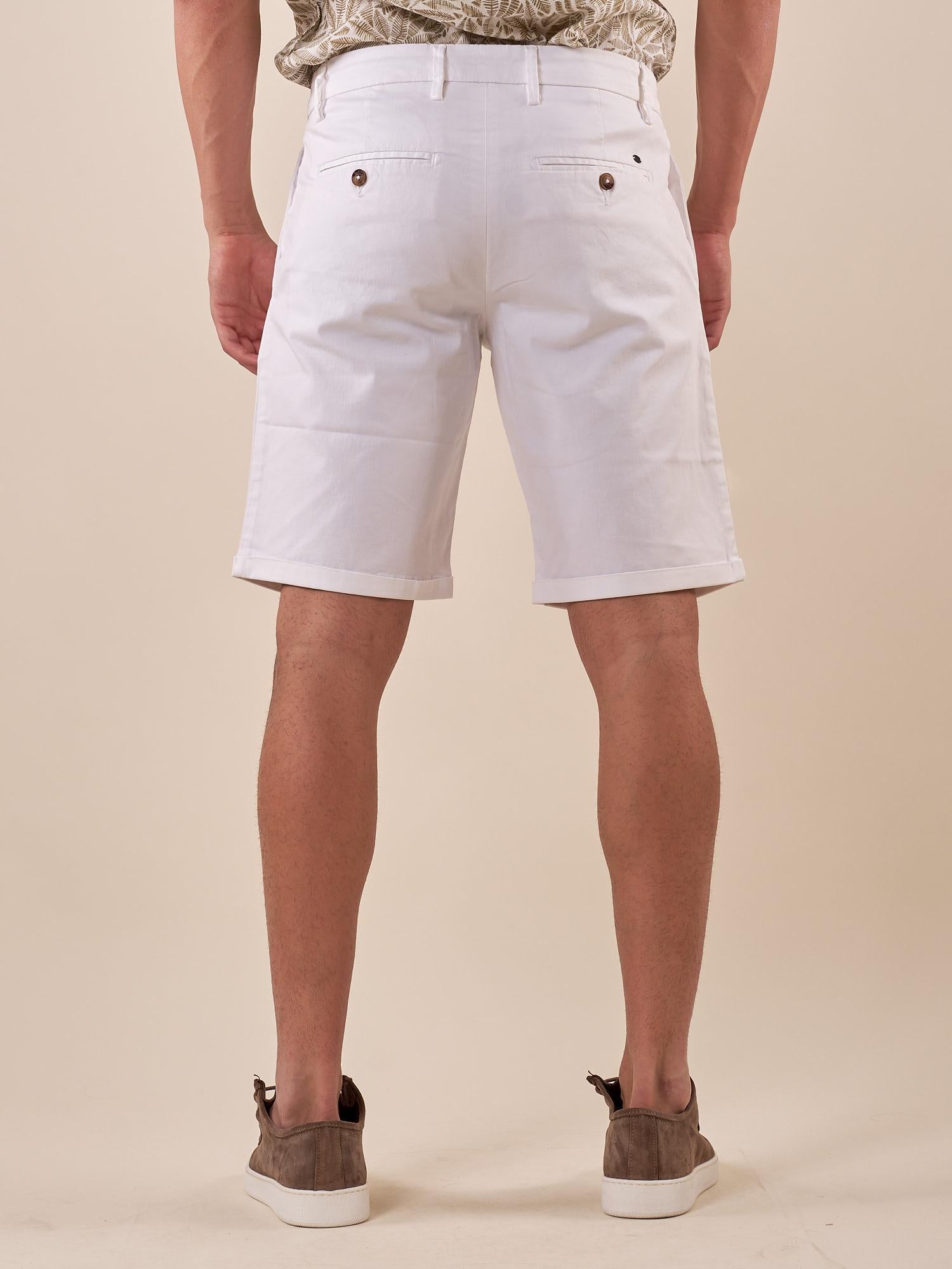 Bermuda Uomo in cotone elasticizzato con pince e risvolto tasca america. M48635 BIANCO GUY 