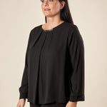 Blusa Donna Curvy Girocollo  Dettaglio in Metallo, Pience Frontali e Polsino Dritto. F708YBFSELE NERO Lizalù 