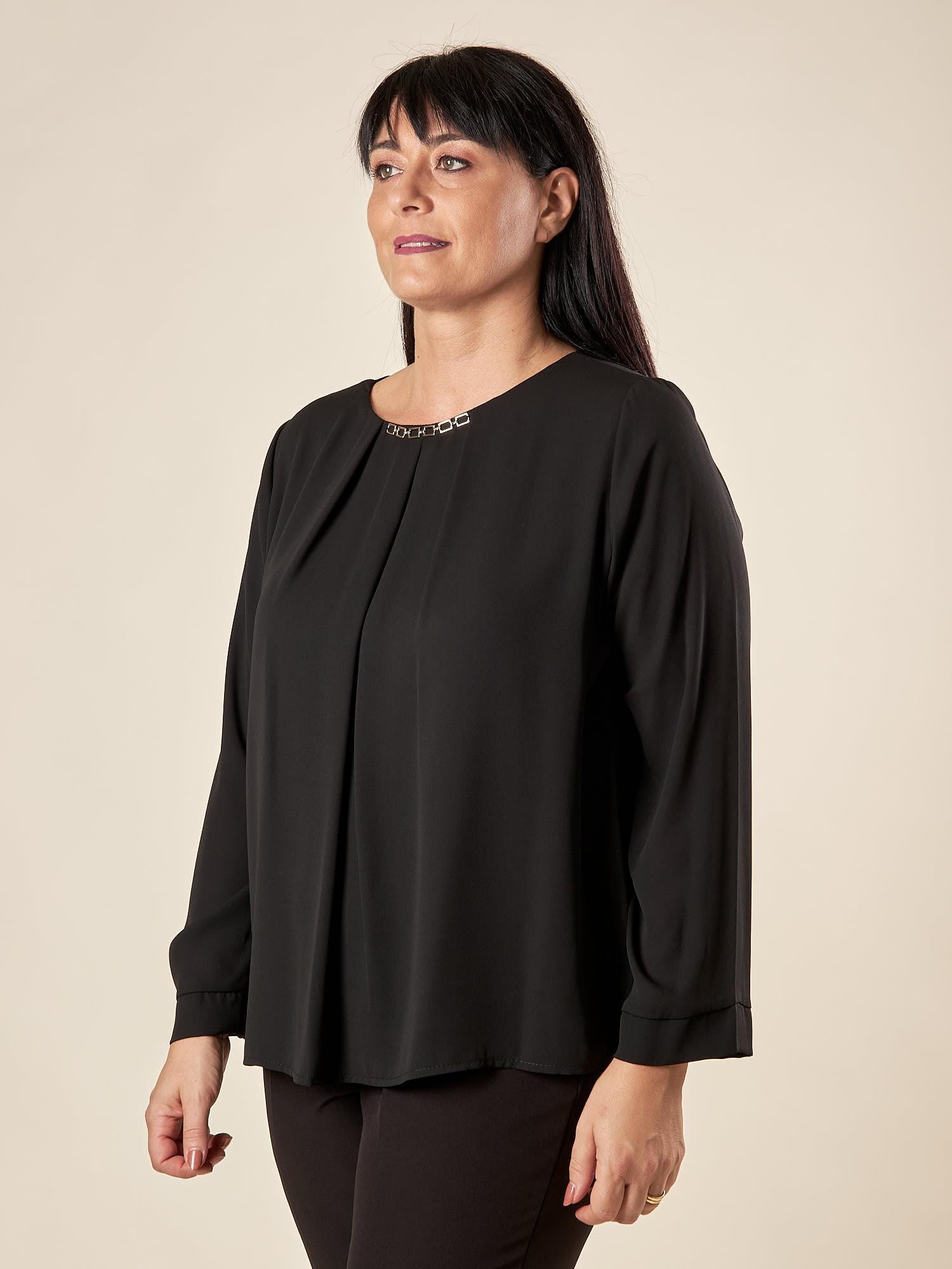 Blusa Donna Curvy Girocollo  Dettaglio in Metallo, Pience Frontali e Polsino Dritto. F708YBFSELE NERO Lizalù 