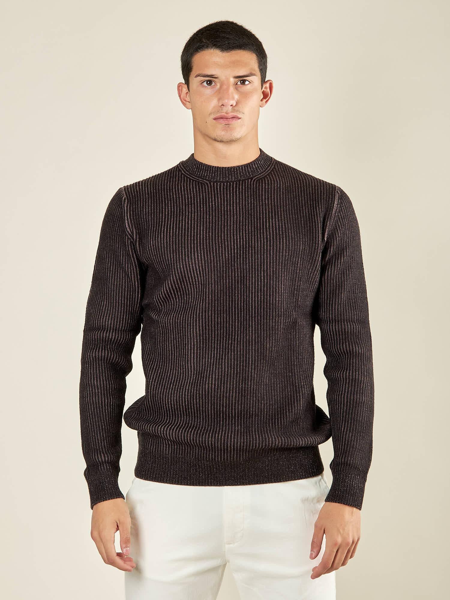 Maglia Uomo Invernale in Morbido Tessuto con Mezzo Collo Rigato. Eleganza e Comfort in un Solo Capo. DM9572 NERO DATCH 