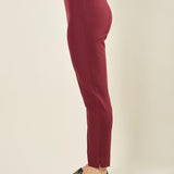 Pantalone donna in tessuto tecnico. Lunghezza alla caviglia con spacchetto laterale e zip invisibile. PA003491 BORDEAUX ARTIGLI 