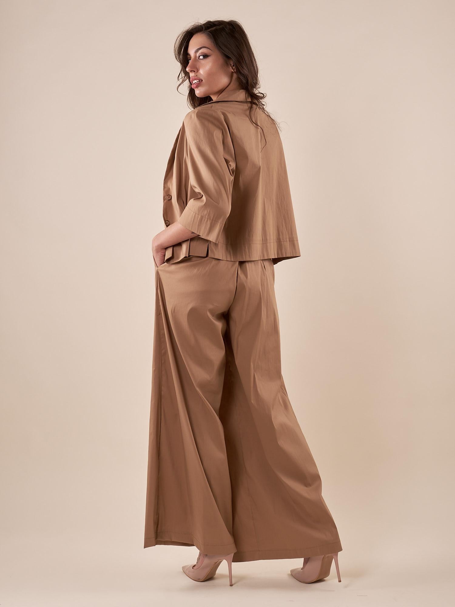 Completo Donna giacca corta e pantalone largo in tessuto misto cotone  eleganza casual e comfort quotidiano. BENJI CAMMELLO METEORE 