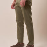Pantalone modello chino tessuto raso satin tasca all'americana uomo. CON2517425 CACTUS CONSENSO 