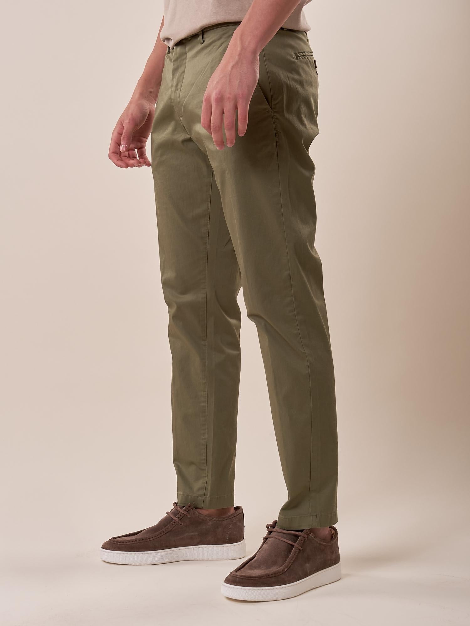 Pantalone modello chino tessuto raso satin tasca all'americana uomo. CON2517425 CACTUS CONSENSO 