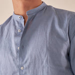 Camicia da uomo in lino e cotone a manica lunga con collo alla coreana. M49069 CIELO GUY 