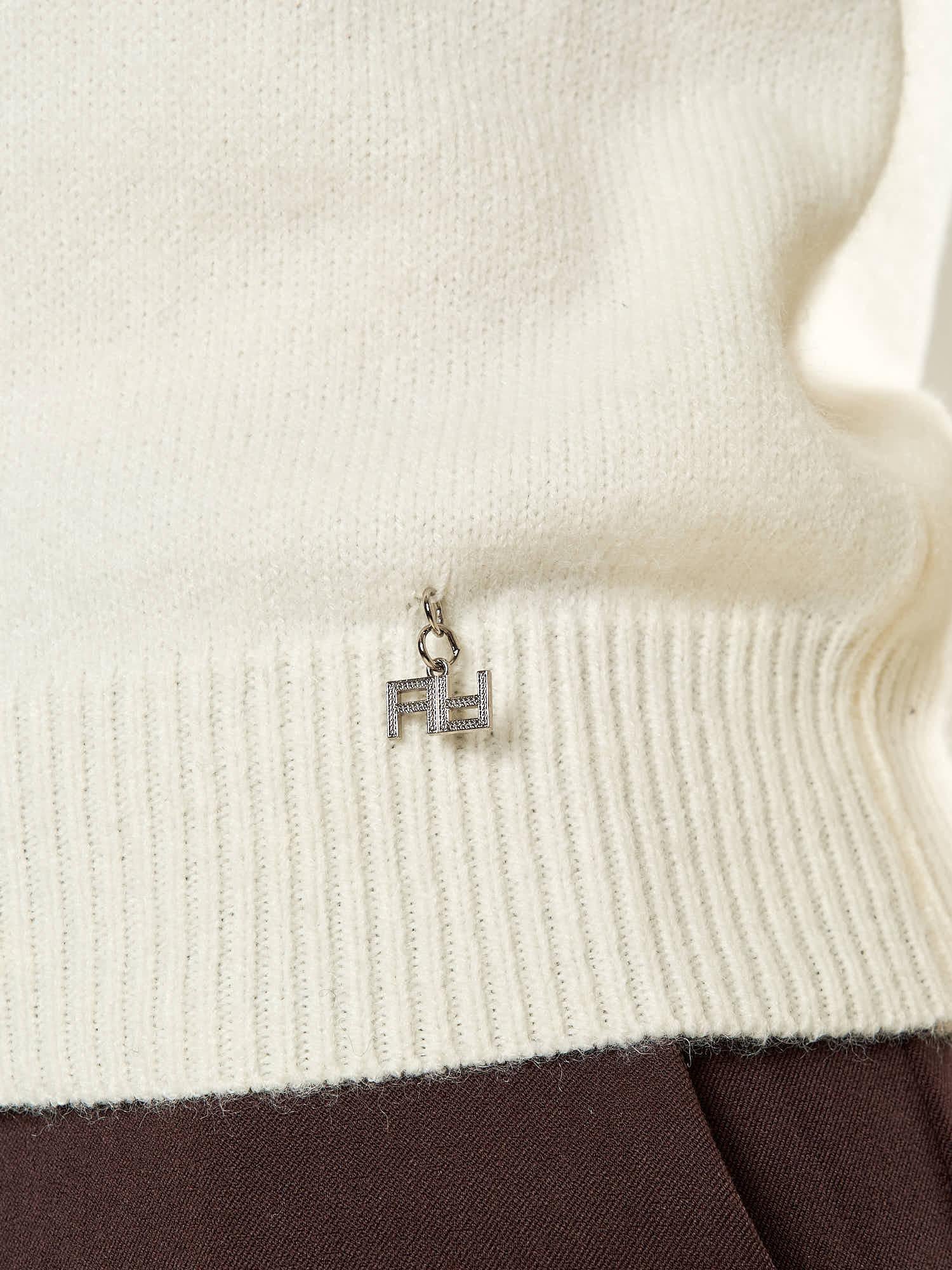 Maglia donna manica lunga con collo alto e applicazioni strass.  Eleganza brillante e comfort quotidiano. MA002800 AVORIO ARTIGLI 