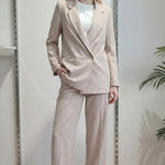 Giacca da donna in tessuto crêpe a doppio petto con due bottoni e tasche a filetto. DR5038 BEIGE REver 