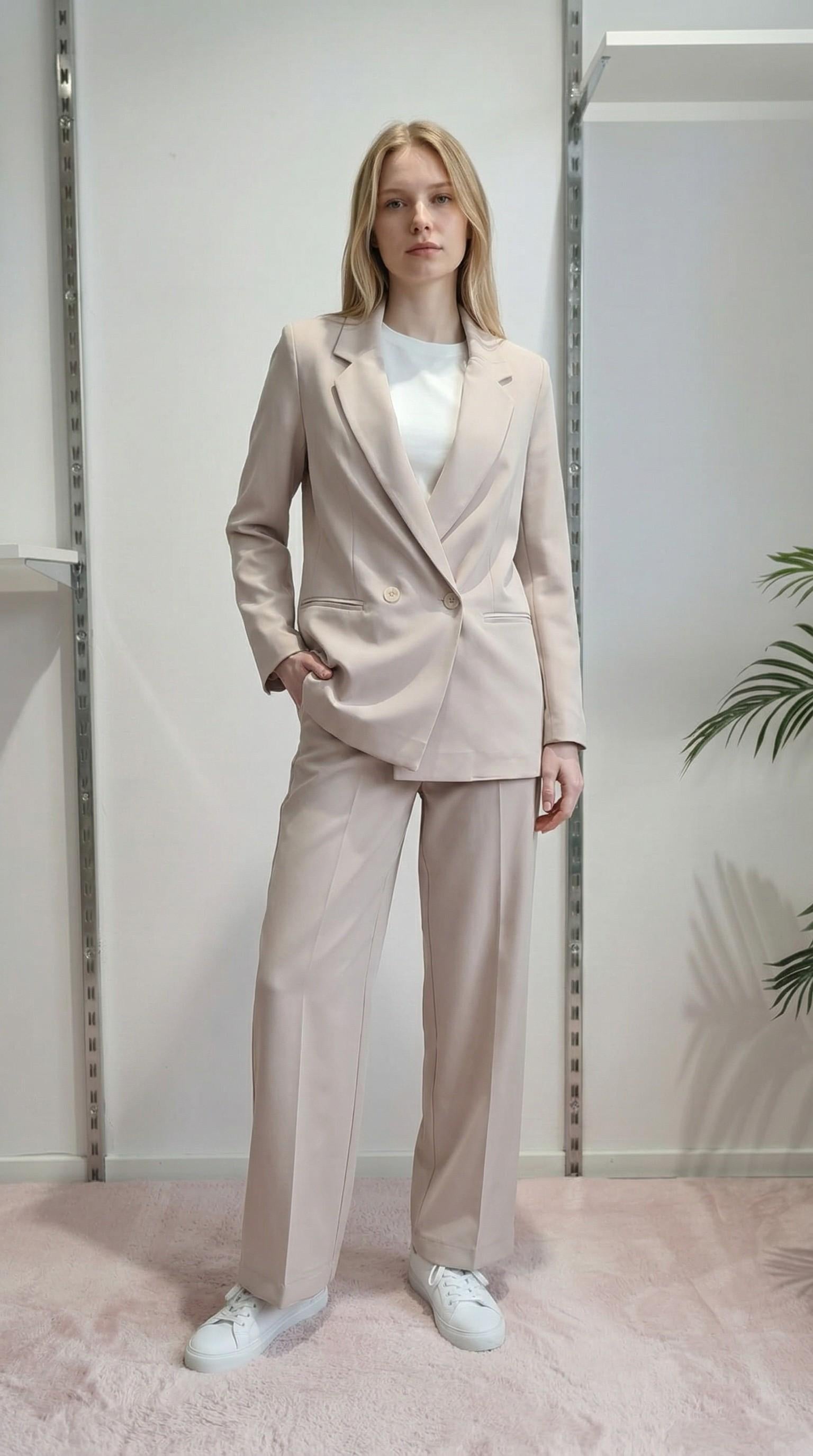 Giacca da donna in tessuto crêpe a doppio petto con due bottoni e tasche a filetto. DR5038 BEIGE REver 