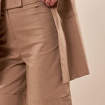 Shorts donna gamba larga in raso di cotone con zip centrale e gancio invisibile. SH000845 CAMMELLO ARTIGLI 