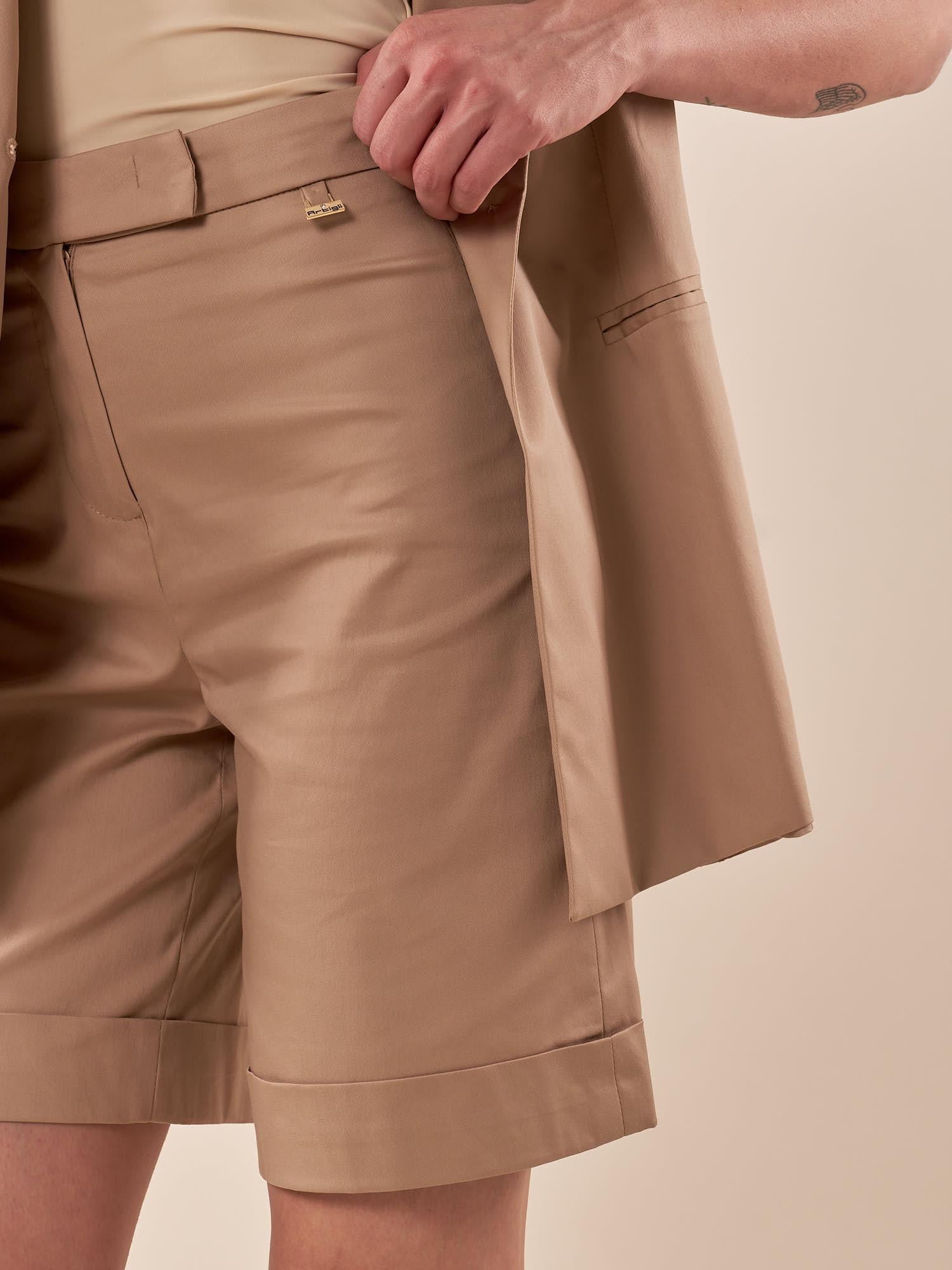 Shorts donna gamba larga in raso di cotone con zip centrale e gancio invisibile. SH000845 CAMMELLO ARTIGLI 