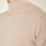 Maglia Uomo Collo Lupetto in Misto Lana. Comfort Termico e Stile Minimal. CON415225 AVENA CONSENSO 