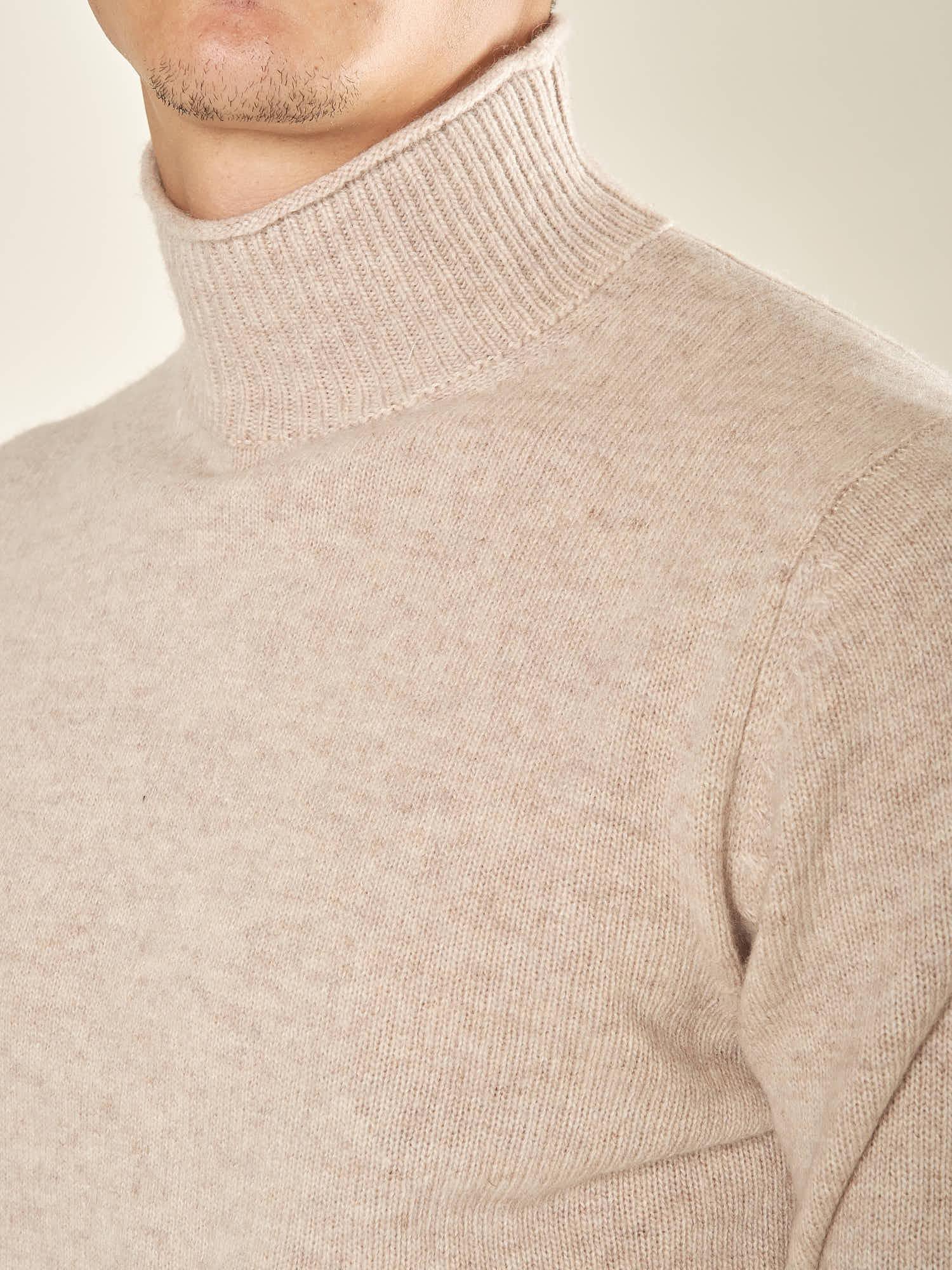 Maglia Uomo Collo Lupetto in Misto Lana. Comfort Termico e Stile Minimal. CON415225 AVENA CONSENSO 