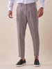 Pantalone rigato una  pince tapered fit tasche doppio filetto.