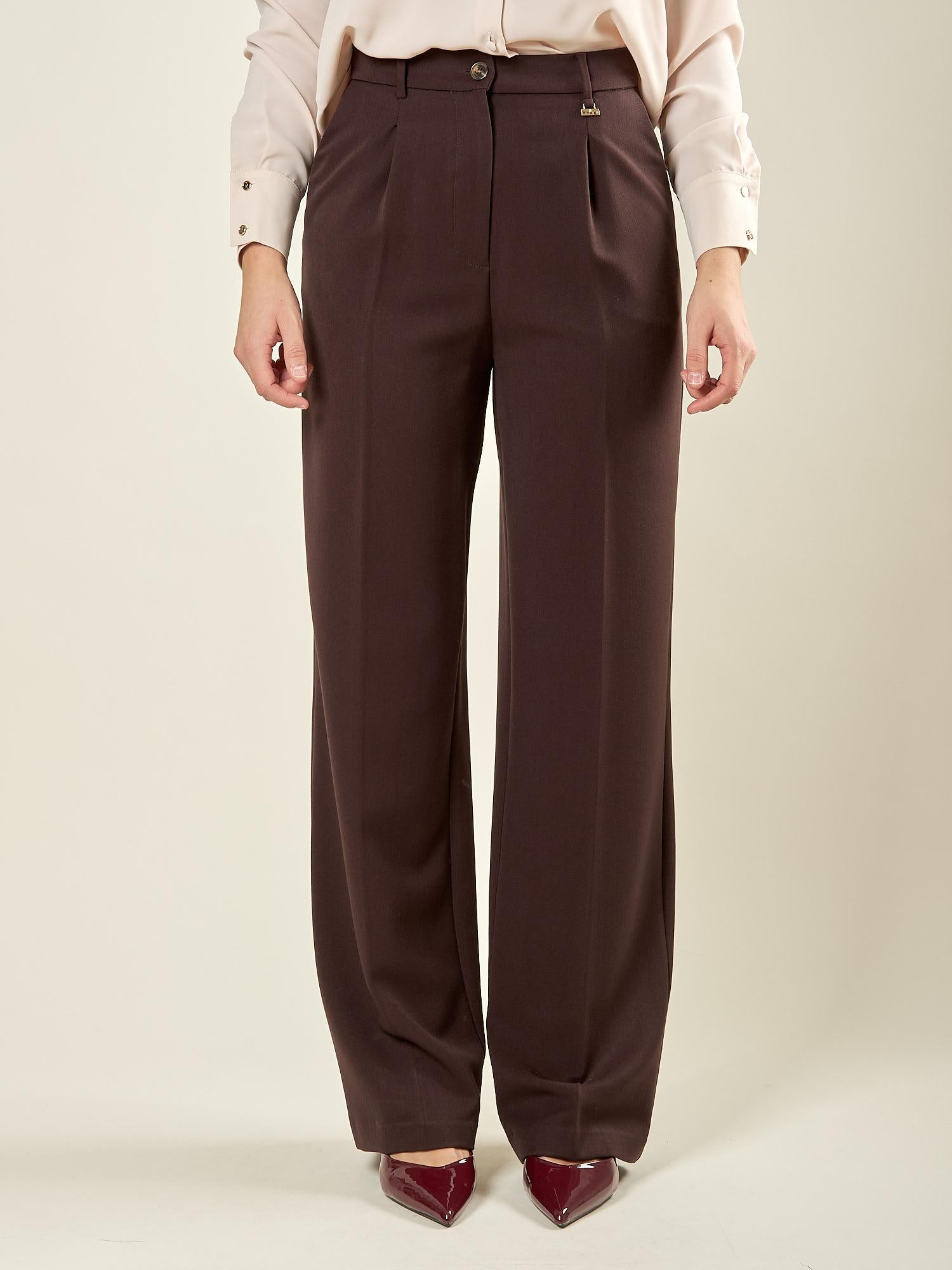 Pantalone palazzo donna con pence frontali in tessuto manolana. Eleganza e comfort quotidiano. PA003192 CACAO ARTIGLI 