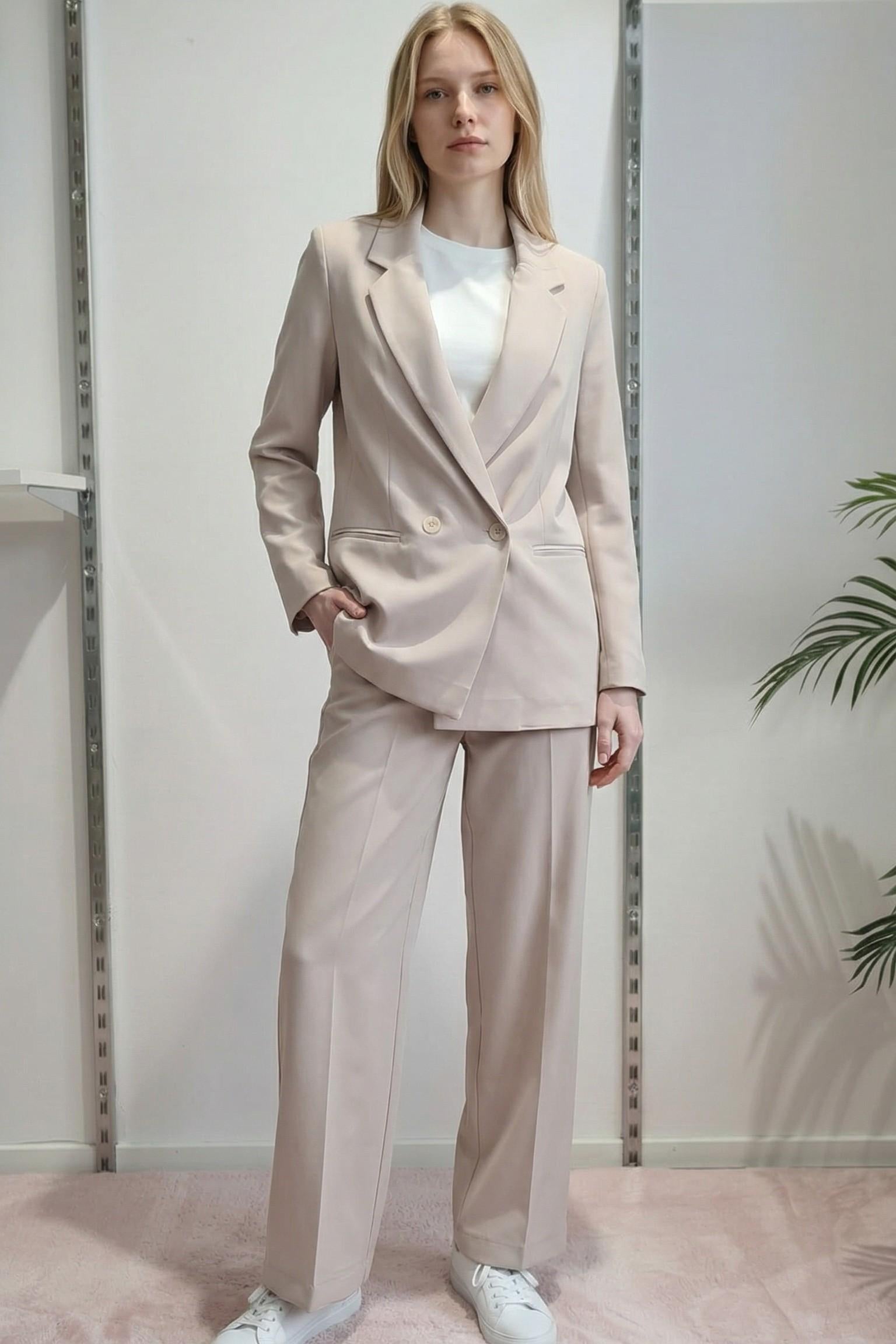 Giacca da donna in tessuto crêpe a doppio petto con due bottoni e tasche a filetto. DR5038 BEIGE REver 