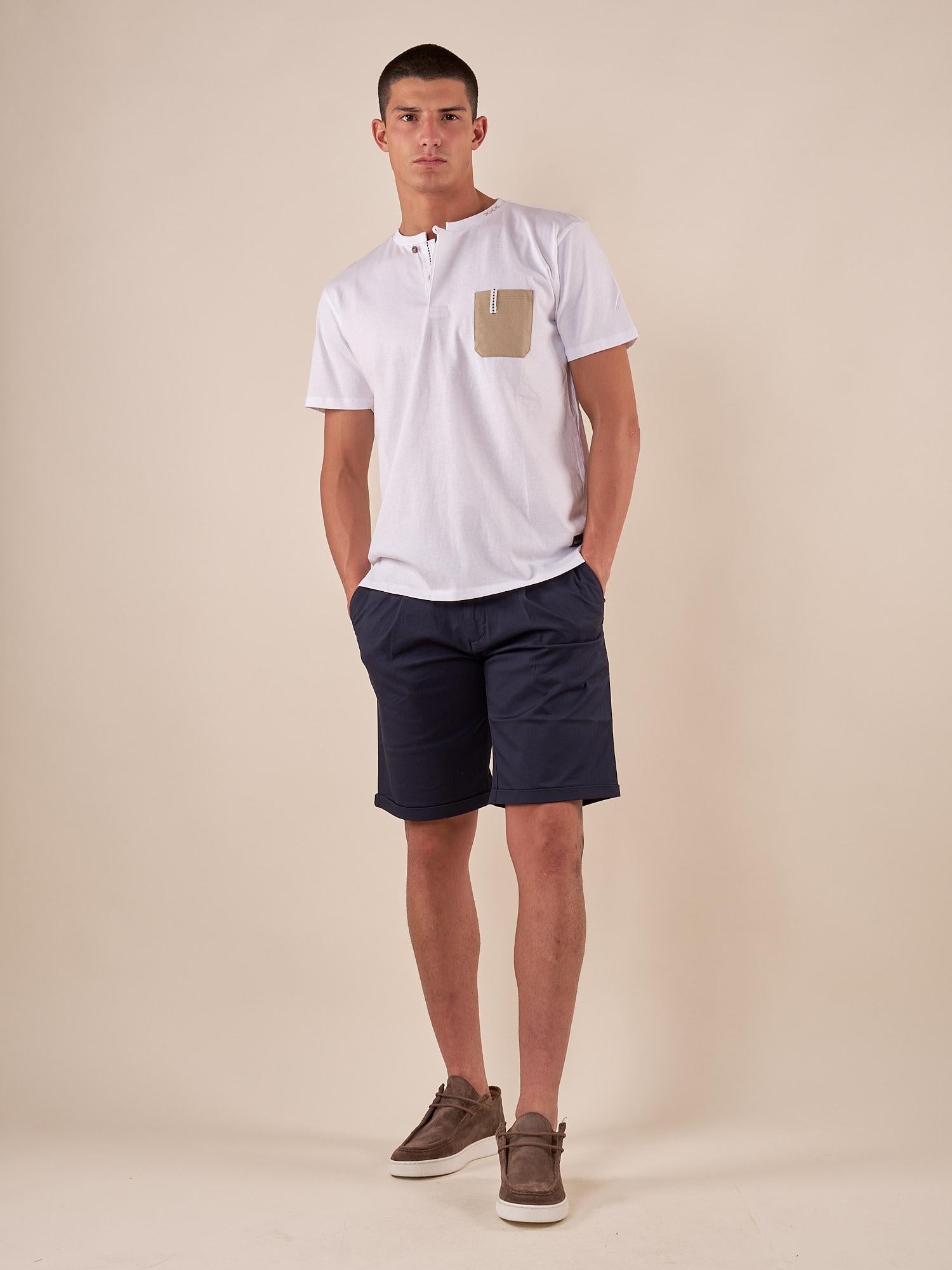 T-shirt Uomo manica corta serafino con taschino a contrasto. BAM5460 BIANCO BACI & ABBRACCI 