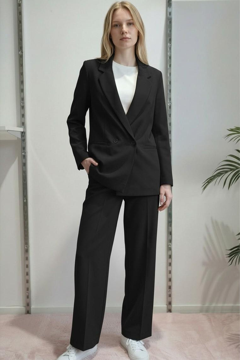 Giacca da donna in tessuto crêpe a doppio petto con due bottoni e tasche a filetto. DR5038 NERO REver 