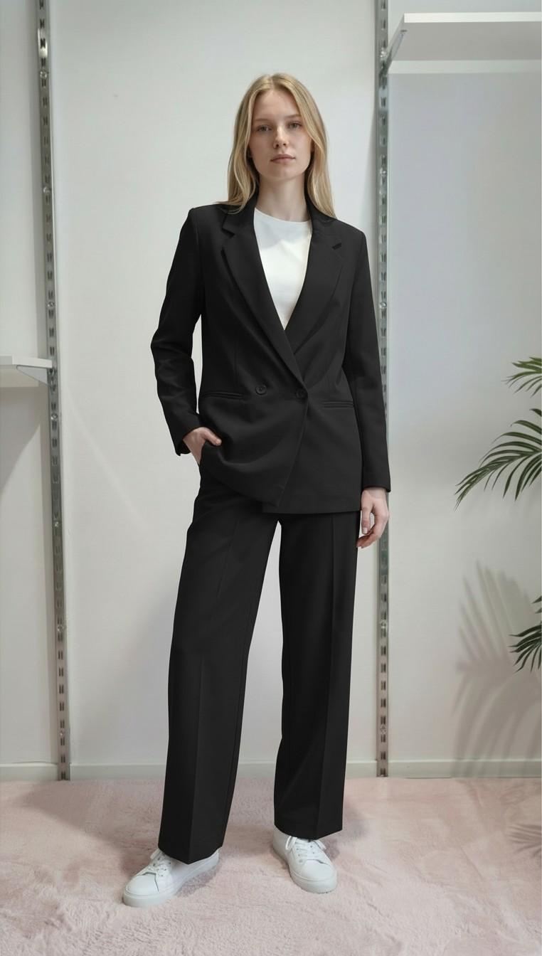 Giacca da donna in tessuto crêpe a doppio petto con due bottoni e tasche a filetto. DR5038 NERO REver 