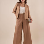 Completo Donna giacca corta e pantalone largo in tessuto misto cotone  eleganza casual e comfort quotidiano. BENJI CAMMELLO METEORE 