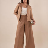 Completo Donna giacca corta e pantalone largo in tessuto misto cotone  eleganza casual e comfort quotidiano. BENJI CAMMELLO METEORE 