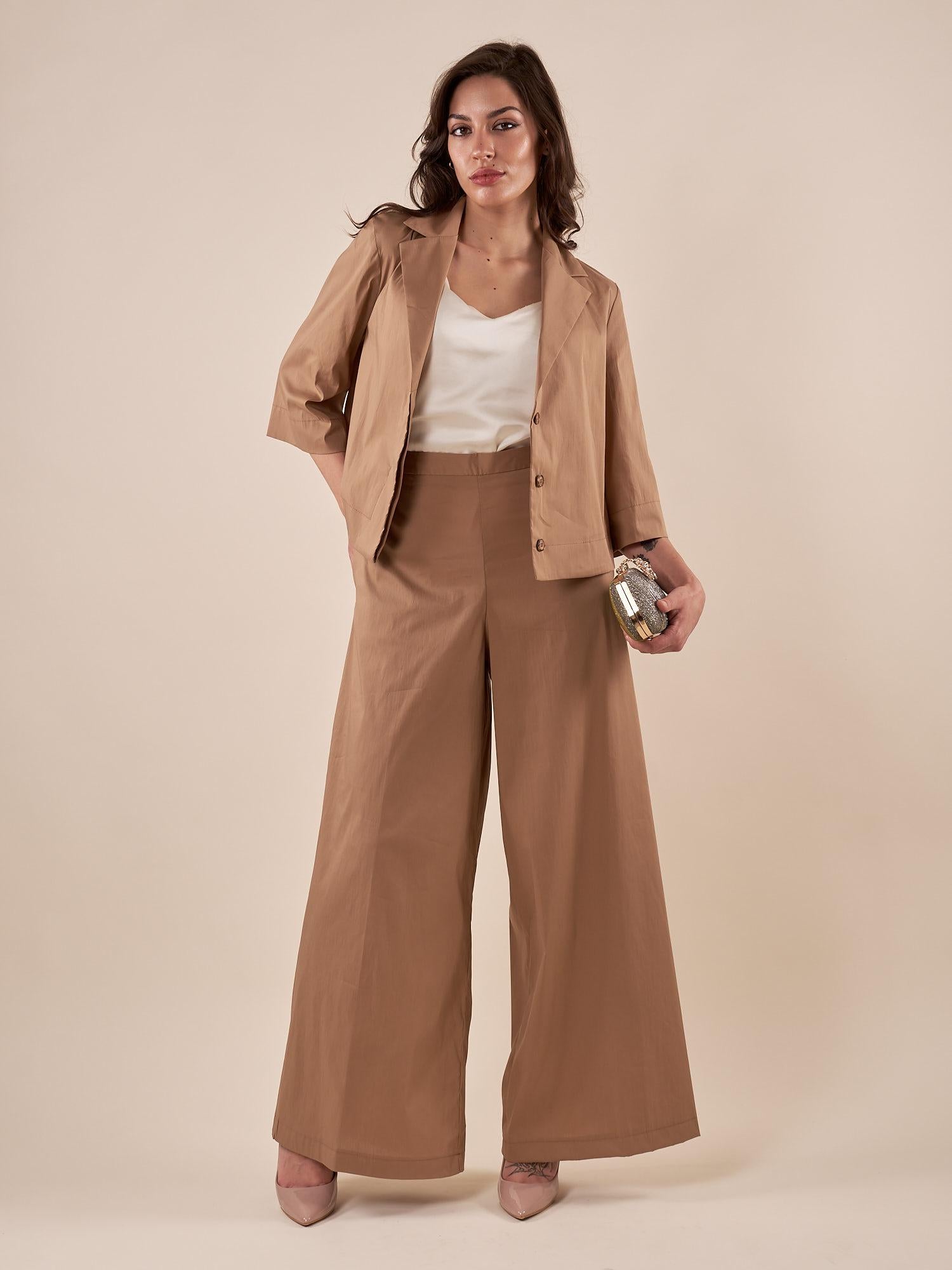 Completo Donna giacca corta e pantalone largo in tessuto misto cotone  eleganza casual e comfort quotidiano. BENJI CAMMELLO METEORE 