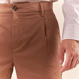 Bermuda Uomo chino in raso di cotone con pence e risvolto. CON2744425 CAFFE CONSENSO 