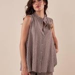 Camicia da donna smanicata in tessuto rigato con collo a pistagna. PG365C/EC MORO EXTASY 