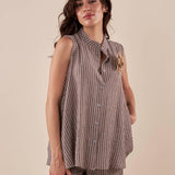 Camicia da donna smanicata in tessuto rigato con collo a pistagna. PG365C/EC MORO EXTASY 