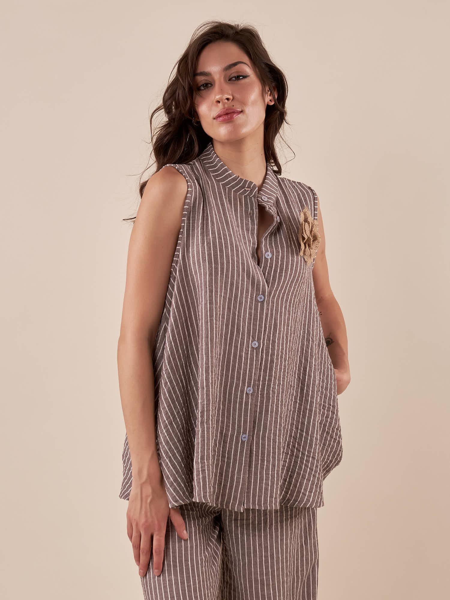 Camicia da donna smanicata in tessuto rigato con collo a pistagna. PG365C/EC MORO EXTASY 