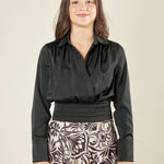 Blusa donna in raso ad incrocio. Collo a camicia e bustino con pieghe sovrapposte. BL003346 NERO ARTIGLI Donna 