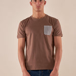 T-Shirt Uomo Manica Corta in 100% Cotone con Taschino Rigato  Comfort e Stile Casual BAM5463 TORTORA BACI & ABBRACCI 