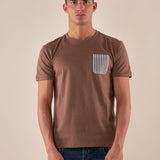 T-Shirt Uomo Manica Corta in 100% Cotone con Taschino Rigato  Comfort e Stile Casual BAM5463 TORTORA BACI & ABBRACCI 