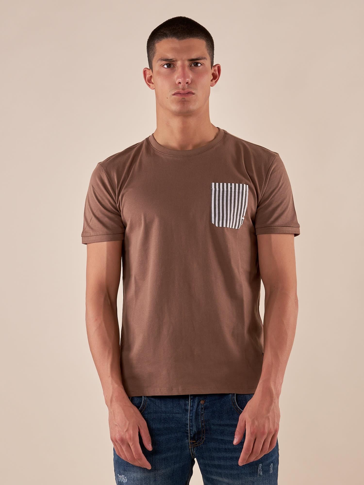 T-Shirt Uomo Manica Corta in 100% Cotone con Taschino Rigato  Comfort e Stile Casual BAM5463 TORTORA BACI & ABBRACCI 