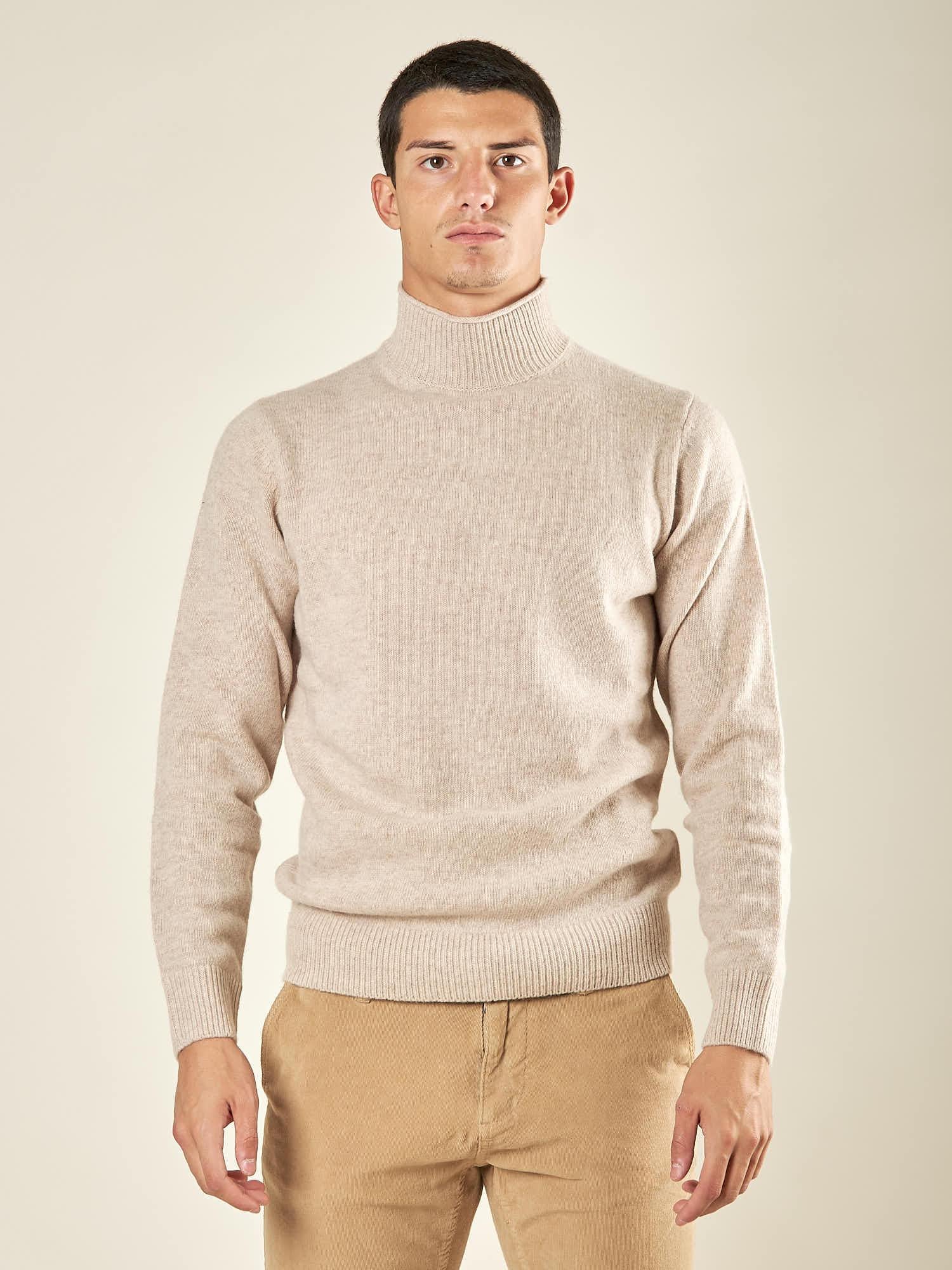 Maglia Uomo Collo Lupetto in Misto Lana. Comfort Termico e Stile Minimal. CON415225 AVENA CONSENSO 