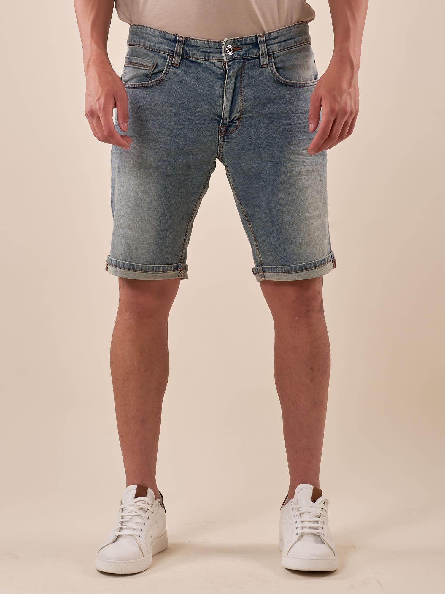 Bermuda di Jeans Chiaro da Uomo con Effetto Sabbiato e Rotture. M48663 DENIM SUPERIOR VINTAGE Uomo 